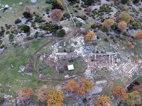 Les ruines d'une ancienne cité grecque inconnue trouvées en altitude