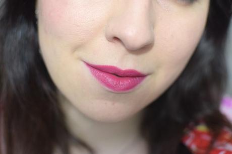 lèvres violettes maquillage saint valentin
