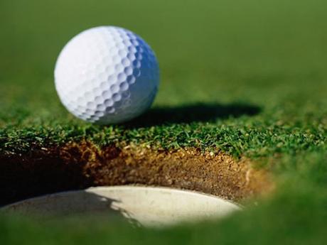 Pourquoi les balles de golf sont recouvertes de petites alvéoles?