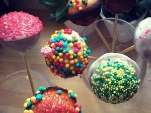 Mercredis gourmands : mes Birthday Pop Cakes ou la recette des financiers-sucettes Pop-birthday cakes (c) D'une île à Paris