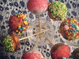 Pop-birthday cakes (c) D'une île à Paris