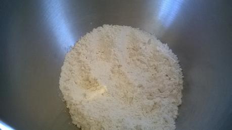 Pendant ce temps , mettez la farine , le sel dans un bol du robot , mélanger, puis ajoutez le sucre puis mettez le crochet pour pétrir