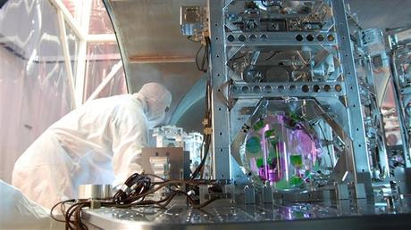 Un chercheur travaille sur l'un des instruments d'un détecteur de l'Observatoire LIGO.