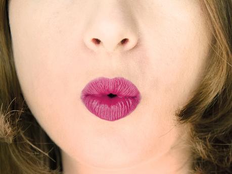 Swatch du rouge à lèvres Velvet Mat Satin Lipstick 614 Dark Berry de Kiko