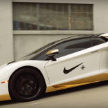 Des joueurs NFL distribuent des Nike en Lamborghini