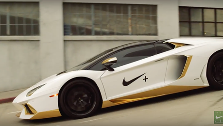 Des joueurs NFL distribuent des Nike en Lamborghini