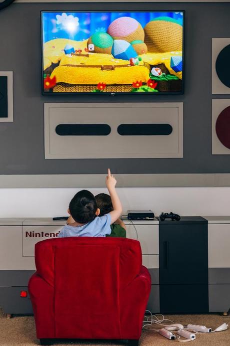 Ils ont conçu une console NES géante en guise d’habillage mural !