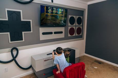 Ils ont conçu une console NES géante en guise d’habillage mural !