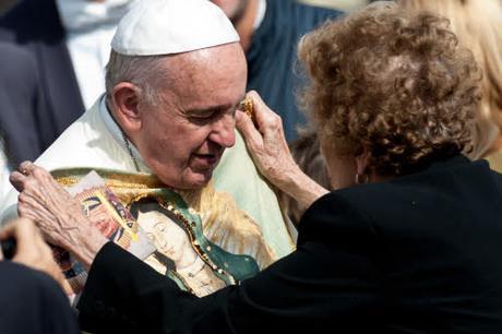 Le pape François présidera la « Misa Criolla » pour la fête de Notre-Dame de Guadalupe Le-pape-Francois-recoit-fidele-cadeau-representant-Vierge-Guadalupe-mercredi-8-octobre-2014-lors-audience-generale-place-Saint-Pie