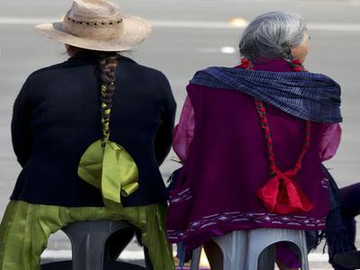 Deux femmes indiennes attendent le passage du pape vers la basilique de la Vierge de Guadalupe, à Mexico, le 13 février.