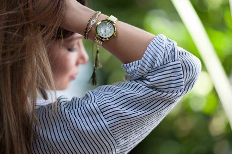 detail montre doré et bracelet parfois