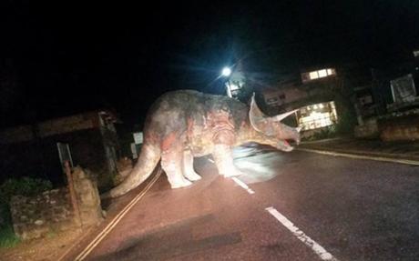 Ivres, ils déposent un tricératops géant en plein milieu de la route