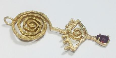 pendentif en or jaune 18 carats serti d'un rubis