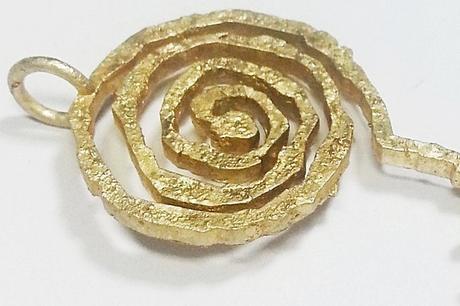 or brut 18 carats, aspect de surface du pendentif