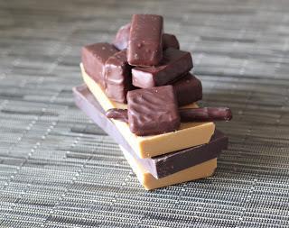 tablettes carrés chocolat noir lait blanc