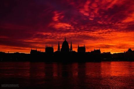 Burning_Lights_Sunrises_and_Sunsets_Over_Budapests_Skyline_by_Mark_Mervai_2016_03-768x511