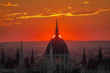 Burning_Lights_Sunrises_and_Sunsets_Over_Budapests_Skyline_by_Mark_Mervai_2016_07-768x511