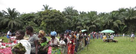 Mars 2015, dans le Nord-Kivu, lors d'une distribution organisé par le CICR et la Croix-Rouge de RDC. 