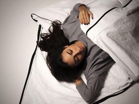 Invention : ce manteau à la particularité de se transformer en sac de couchage !