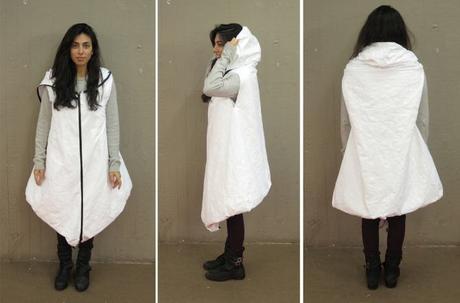 Invention : ce manteau à la particularité de se transformer en sac de couchage !