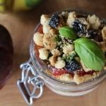 Millefeuille de tomates noires, crumble noisettes-olives