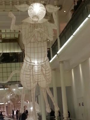 Légereté et étrangeté au Bon Marché à Paris: Ai Weiwei 1/2