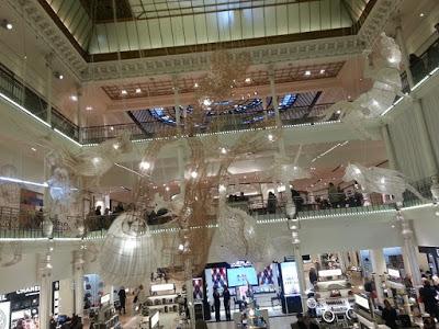 Légereté et étrangeté au Bon Marché à Paris: Ai Weiwei 1/2