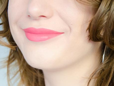 Laque à lèvres semi-mat Color Sensational Vivid Matte Liquid Lip Color Pink Charge de Maybelline : swatch sur bouche