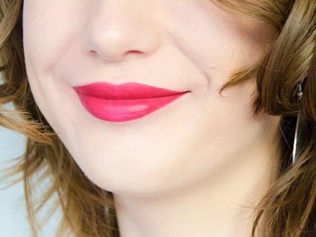 Laque à lèvres semi-mat Color Sensational Vivid Matte Liquid Lip Color Fuschia Ecstasy de Maybelline : swatch sur bouche