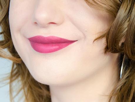 Laque à lèvres semi-mat Color Sensational Vivid Matte Liquid Lip Color Berry Boost de Maybelline : swatch sur bouche