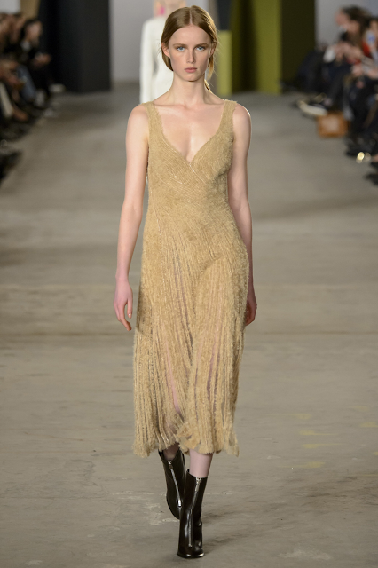 Alerte tendance : la gold fever embrase les podiums de New York...