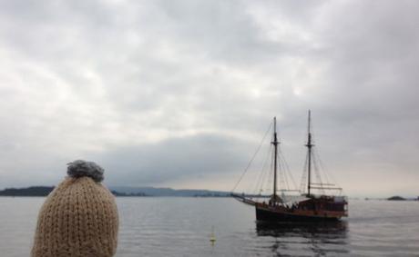 globet-bonnet-voyageur-travelling-winter-hat-fjord-boat