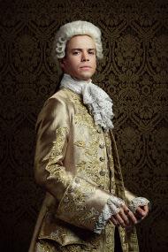 Louis XV - Le roi de France est un homme puissant avec un goût pour les dames. Habitué à obtenir ce qu'il veut à tous les égards, il peut facilement se lasser des personnes et des choses qui ne lui plaisent plus.