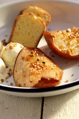 Poires cuites au four au sirop d'érable , cake et glace à la vanille