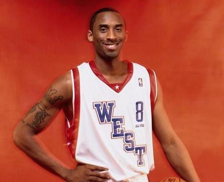 Retour sur l'ensemble des maillots de la carrière de Kobe Bryant | À Voir