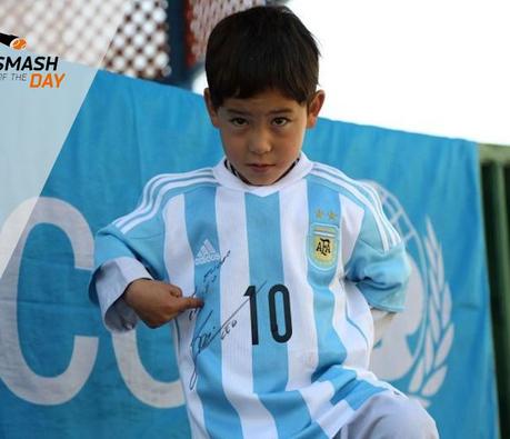 Quand l’enfant Afghan remplace son sac poubelle par le vrai maillot de Messi