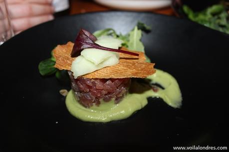 tartare de poisson avec une mousse à l'avocat et sorbet au concombre