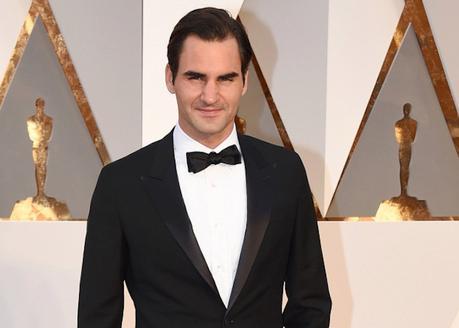 Roger Federer se fait un shot de tequila sur le tapis rouge des Oscars