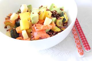 assiette salade composée quinoa rouge saumon fumé légumes