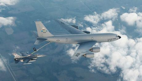 Deus ex machina : un ravitailleur KC-135 sauve un chasseur F-16 des griffes de Daesh