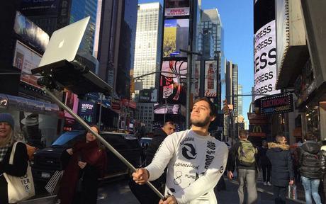 Alors là, on aura tout vu : la perche à selfie pour MACBOOK.