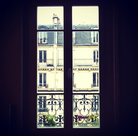 12. Par la fenêtre : Paris. Mon Paris, souvent gris, mais joli, mon Paris que j'aime..