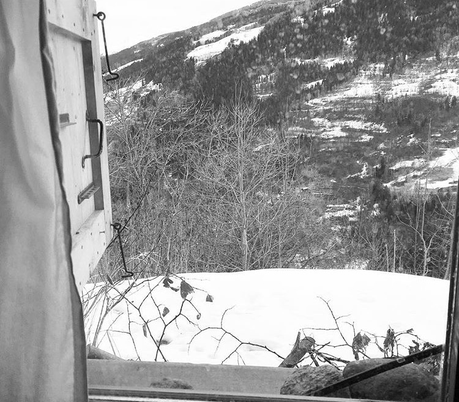 22. En noir et blanc : la vue depuis la fenêtre de la salle de bain. On pouvait y prendre un bain chaud avec cette vue en face ! 