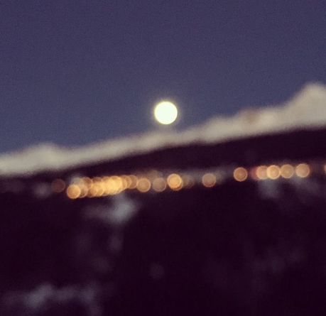 21. Guirlande : j'ai un peu galéré aussi car jour de voyage. Mais à l'arrivée, cette guirlande de lumières de nuit, la vue d'en face, depuis notre chalet de montagne. Avec la pleine lune, magique. 