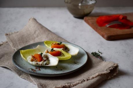 salade endives crème de gorgonzola abricots secs noix thym vue devant