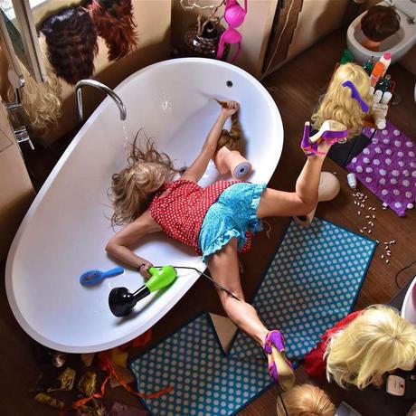 Il s’amuse à mettre en scène des chutes complètement bluffantes !