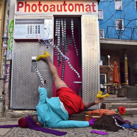 Il s’amuse à mettre en scène des chutes complètement bluffantes !