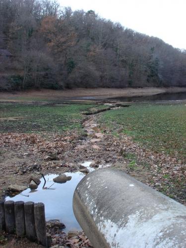 lac,lake,étang,étendue,retenue,eau,vide,empty,sec,dry,sécheresse,drought,half,mi,demi