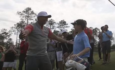 Un garçon de 11 ans réalise un trou en un devant Tiger Woods