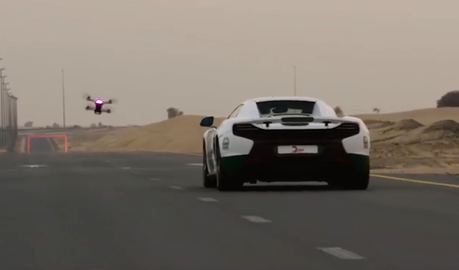 Une course entre un drone et une McLaren 650s à Dubai